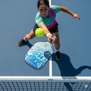 Ein Pickleball-Spieler beim Vorhand-Volley mit einem neuen Schläger, der im Pickleball Schläger Test 2025 bewertet wird.