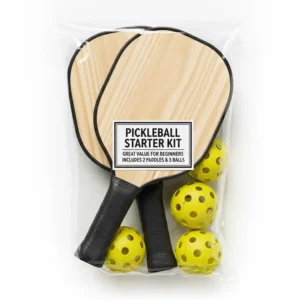 Ein Set mit zwei Pickleball-Schläger Holz günstig zusammen mit Bällen, verpackt als Starter-Kit für Anfänger. Dieses Bild unterstreicht das gute Preis-Leistungs-Verhältnis.