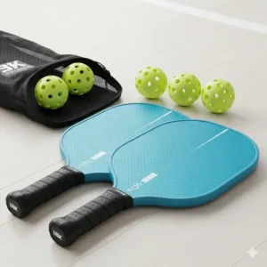 Ein vollständiges Pickleball-Set mit zwei Schlägern und passenden Bällen für ein Doppelspiel.