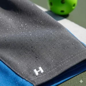 Nahaufnahme des atmungsaktiven Materials der Shorts, als Teil vom Pickleball Kleidung Set Herren, die Feuchtigkeit schnell ableiten.