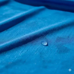 Nahaufnahme des Funktionsstoffs, der das pickleball t-shirt herren atmungsaktiv macht.