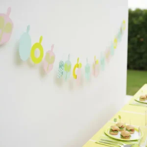 Eine selbstgemachte Girlande aus Papier als Teil der Pickleball Party Deko Ideen.