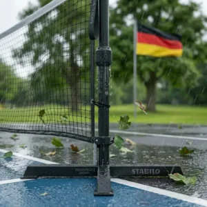 Ein windfestes pickleball netz standsicher im Außeneinsatz unter verschiedenen Wetterbedingungen.