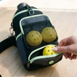 Illustration 3 highlighting the dedicated ball storage compartment of the pickleball flaschenhalter tasche.