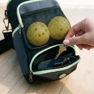 Illustration 4 displaying the secure accessory pocket of the pickleball flaschenhalter tasche.